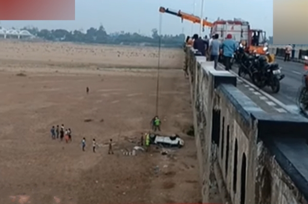 A car met with an accident in Trichy Kollidam Bridge early in the morning 