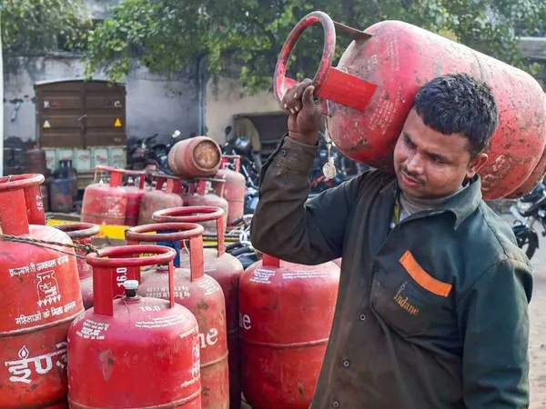Chennai Flood and Gas Cylinder Distribution has been blocked for 4 days due to Chennai Cyclone 