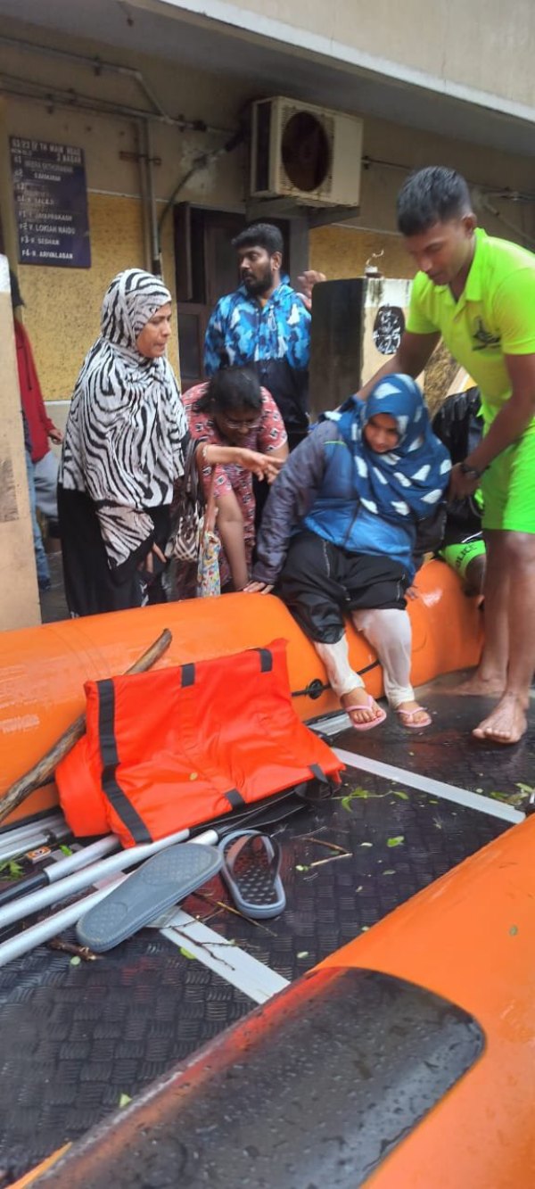 Police in action: Chennai police ddrt teams rescued many people during floods