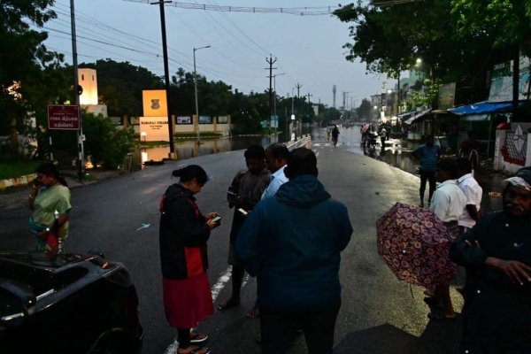 A picture of Kanimozhi is trending in social media during her daring rescue operation in Tuticorin A picture of Kanimozhi is trending in social media during her daring rescue operation in Tuticorin