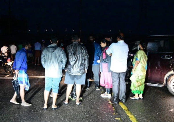 A picture of Kanimozhi is trending in social media during her daring rescue operation in Tuticorin A picture of Kanimozhi is trending in social media during her daring rescue operation in Tuticorin