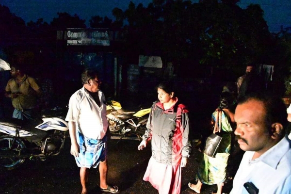 A picture of Kanimozhi is trending in social media during her daring rescue operation in Tuticorin A picture of Kanimozhi is trending in social media during her daring rescue operation in Tuticorin