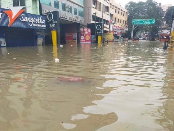Dead body floating in the flood water at Nellai Junction Bus Stand