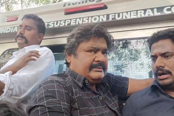 Mansoor Alikhan is lying next to Vijayakanths body since morning Mansoor Alikhan is lying next to Vijayakanths body since morning