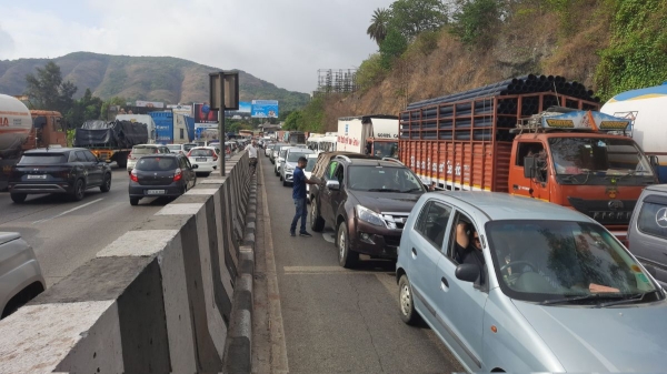 Heavy traffic in Mumbai - Pune expressway due to clutch failure in many vehicles 