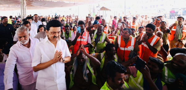 Chief Minister Stalin gave 4,000 incentive to 3,449 sanitation workers to clean Chennai Chief Minister Stalin gave 4,000 incentive to 3,449 sanitation workers to clean Chennai