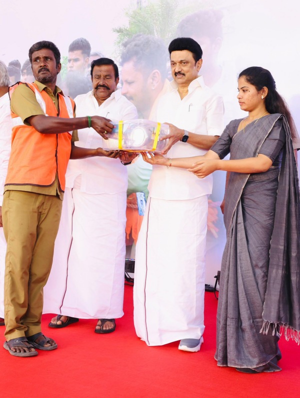 Chief Minister Stalin gave 4,000 incentive to 3,449 sanitation workers to clean Chennai Chief Minister Stalin gave 4,000 incentive to 3,449 sanitation workers to clean Chennai