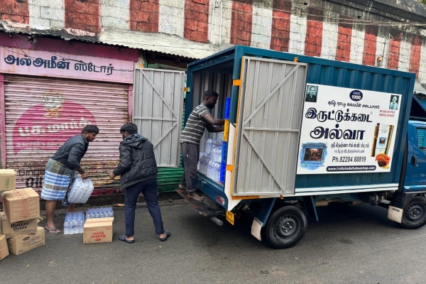 Iruttu Kadai Halwa shop helps people in Thirunelveli amid the heavy rain and flood 