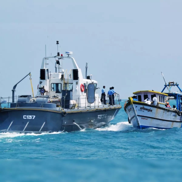 25 Tamilnadu fishermen were arrested by the Sri Lankan navy early in the morning after attacking in mid-sea. 