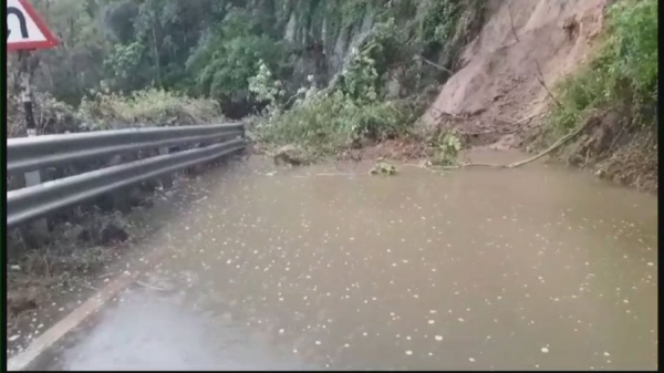 Heavy Rain: Landslides on Tamil Nadu- Kerala Route Road near Theni 
