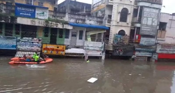 Fisherman rescue people trapped in flood by boats in Nellai district 
