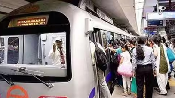 Woman died after gets dragged along platform after her saree stuck in Delhi Metro Train Door 