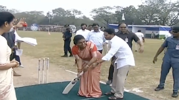  Andhra CM Jagan Moahan Reddy teaches minister Roja how to bat