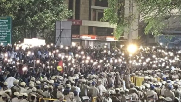 Fans and party members paid tribute to Vijayakanth by lighting torches on cell phones 