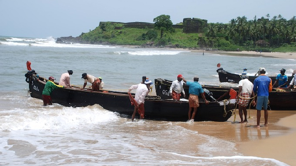 Warning to the fishermen not to go fishing in the sea due to the cyclone 