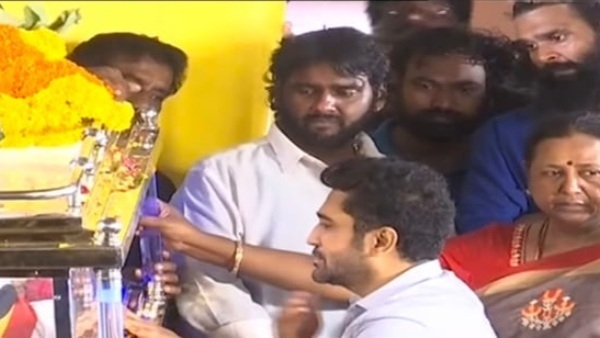 vijay-antony-kisses-the-glass-coffin-which-is-kept-vijayakanths-body