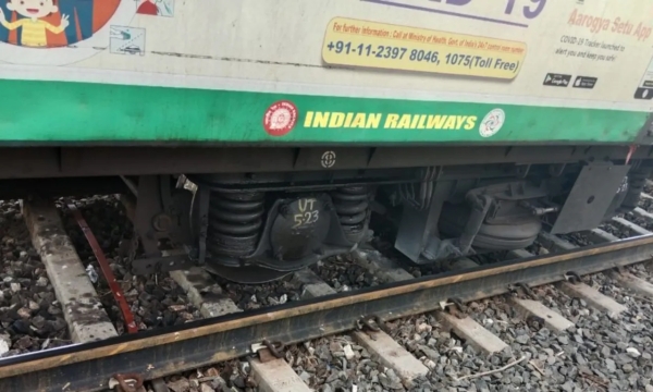 EMU train derails near Basin Bridge in Chennai EMU train derails near Basin Bridge in Chennai