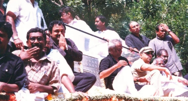 Vijayakanth controls fans crowd in Sivaji funeral 