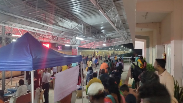 flooding-due-to-heavy-rain-all-train-passengers-stranded-in-srivaikuntam-railway-station-rescued