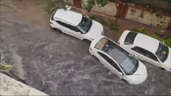 Medavakkam is flooded heavy and cars are floating