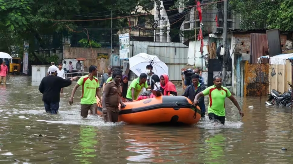  Due to rough seas, delay in mixing the flood waters with the sea Chennai Corporation Commissioner