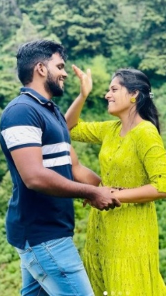Ethirneechal Serial Actress Sathya Devaraj shared he husband Photos 