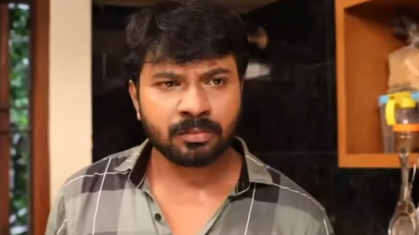 சென்னை: சிறகடிக்க ஆசை சீரியலில் டிசம்பர் 19ஆம் தேதிக்கான எபிசோடு வெளியாகி இருக்கிறது. அதில் என்ன நடந்தது என்பதை விரிவாக பார்க்கலாம். அதில் ஸ்ருதியின் அம்மா தன்னைத் திட்டியதால் கோபத்தில் குடித்துவிட்டு வந்த முத்துவால் மீனா வீட்டில் அவமானப்படுகிறார். முத்துவால் வீட்டில் நடந்த பிரச்சனையில் அண்ணாமலை அவமானப்பட்டு தலை குனிந்து நிற்கிறார். என்ன நடந்தது என்பதை விரிவாக பார்ப்போம். அந்த வகையில் இன்றைய எபிசோடு ஆரம்பத்தில் முத்துவும், செல்வமும் இன்னொரு டிரைவரோடு சேர்ந்து பாருக்கு சென்று குடிக்கின்றனர். அப்போது முத்து வீட்டில் நடந்த விஷயத்தை பற்றி சொல்லிக் கொண்டு இருக்கிறார். அந்த நேரத்தில் பாரில் ஒருவர் போனில் என்ன மன்னிச்சிடு மன்னிச்சிடு என்று தொடர்ந்து மன்னிப்பு கேட்டுக் கொண்டே இருக்க அதை கேட்டு முத்து கடுப்பாகி திட்டுகிறார். பிறகு தான் குடிச்சிருக்குது அப்பாவுக்கு தெரிஞ்சா அதனால வருத்தப்படுவாரு அதனால லிமிட்டா குடிச்சிட்டு ஸ்டெடியா வீட்டுக்கு போயிருந்தேன் என்று வீட்டிற்கு வருகிறார். அங்கே மீனா சப்பாத்தி போட்டு கொண்டிருக்க வீட்டிற்கு வந்து முத்து எனக்கு சப்பாத்தி வேண்டாம் ரெண்டு முட்டை போட்டு ஆம்லெட் மட்டும் போட்டு கொடு என்று கேட்கிறார். அப்போது முத்துவின் நடவடிக்கையை பார்த்து மீனா கிச்சனுக்கு அழைத்து சென்று நீங்க குடிச்சி இருக்கீங்களா? என்று கேட்க, அதற்கு முத்து முதலில் இல்லை என்று மறுத்து பிறகு லைட்டா என்று சொல்லி நான் சரியா தான் இருக்கிறேன் என்று நடந்து காட்டுகிறார். அந்த நேரத்தில் ரவி மற்றும் ஸ்ருதி வீட்டிற்கு வர அப்போது மீனா அவர்களிடம் சாப்பிட கூப்பிட அதற்கு ரவி மற்றும் ஸ்ருதி இருவரும் நாங்கள் வெளியே சாப்பிட்டு வந்துட்டோம் என்று சொல்ல அதற்கு முத்து உங்களுக்காக இவ்வளவு சப்பாத்தி போட்டு வச்சிருக்கா, நீங்க வெளியேவே சாப்பிட்டு வந்துட்டீங்கன்னா என்ன அர்த்தம்? சாப்பாடு வேண்டாம்னா போன் பண்ணி சொல்ல மாட்டீங்களா? என்று கோபப்பட்டு ரவியை இழுத்து உட்கார வைத்து சப்பாத்தியை அவருடைய வாயில் திணிக்க ஸ்ருதி கோபப்பட்டு திட்டுகிறார். இதனால் முத்துவுக்கு ஸ்ருதிக்கும் இடையே வாக்குவாதம் ஏற்படுகிறது. அப்போது அண்ணாமலை முத்துவுக்காக பேசுகிறார். அதற்கு ஸ்ருதி முத்து சாதாரணமா கேட்டிருந்த பிரச்சனை இல்லை, இப்படி குடிச்சிட்டு வந்து பேசுறாரு என்று கோர்த்து விடுகிறார். இதனால் அண்ணாமலை பதில் பேச முடியாமல் தலைகுனிந்து உட்கார்ந்து விட மீனா கண்ணீரோடு நிற்கிறார். அதற்கு ரோகிணி இதெல்லாம் எங்களுக்கு பார்த்து பழகி போச்சு. உனக்கு தான் புதுசு என்று முத்துவை அவமானப்படுத்தி பேச அதற்கு முத்து இந்த வீட்ல நான் மட்டும் தான் குடிக்கிறேனா? இவனுங்களும் தான் என் கூட சேர்ந்து குடித்தாங்க என்று மொட்டை மாடியில் உட்கார்ந்து சரக்கு அடித்த விஷயத்தை சொல்ல, ஸ்ருதி மற்றும் ரோகிணி அதிர்ச்சடைகின்றனர். பிறகு ரவி மற்றும் மனோஜ் இருவரும் ஜாலிக்காக லைட்டா குடித்தோம் என்று சமாளிக்க மனோஜை ரோகினியும் ரவியை ஸ்ருதியும் கூட்டிக்கொண்டு போய்விடுகின்றனர். இதனால் விஜயா அமைதியா இருந்த வீட்ல இவனால இவ்வளவு பிரச்சனை, இப்போ இந்த சப்பாத்தியை நீங்களே உட்கார்ந்து கொட்டிக்கோங்க என்று திட்டிவிட்டு போக மீனா கண்கலங்கி ரூமிற்கு சென்று விடுகிறார். அப்போது அங்கு வரும் முத்து இப்ப எதுக்கு நீ அழுதுட்டு இருக்க, வந்து சாப்பிடு என்று சொல்ல இப்ப சாப்பாடு ஒன்னு தான் குறை. நீங்க பண்ண தப்புக்கு எல்லாரும் முன்னாடியே நான் தானே அவமானப்பட்டு இருக்கிறேன். நீங்க லைட்டா தான் குடித்தேன் என்று சொல்ல, லைட்டா குடிச்சாலும் குடி குடி தானே? நீங்க குடிகார்தானே என்று திட்டுகிறார். அதோடு அன்னைக்கு சாம்பார்ல பல்லி விழுந்ததற்காக அப்படி திட்டுனீங்களே? அவ்வளவு பெரிய பாத்திரத்தில் இருந்த சாம்பார்ல நிறைய காய்கறி இருந்துச்சு.... அதுல அந்த ஒரு பல்லியை தூக்கி போட்டுட்டு சாப்பிட வேண்டியதுதானே என்று கேள்வி கேட்க, அதற்கு முத்து அது விஷம் ஆகிவிட்டது என்று பதில் சொல்ல அதே மாதிரி தான் அண்டாவுல குடிச்சாலும், கொஞ்சமா குடிச்சாலும் அது விஷம் தானே? என்று பதிலடி கொடுக்க முத்து எந்த பதிலும் பேசாமல் யோசித்தபடி நிற்கிறார். இப்படியாக இன்றைய எபிசோடு முடிவடைகிறது.