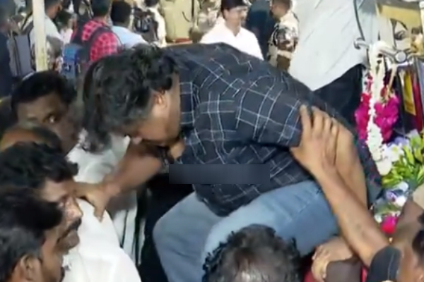 Mansoor Alikhan is lying next to Vijayakanths body since morning Mansoor Alikhan is lying next to Vijayakanths body since morning