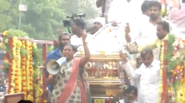Premalatha requests people via loudpeaker during Vijayakantha last ride