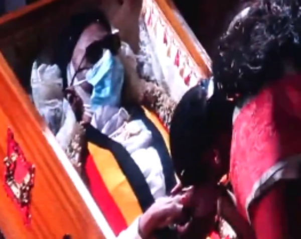 Premalatha holds Vijayakanths hand and shed tears on him