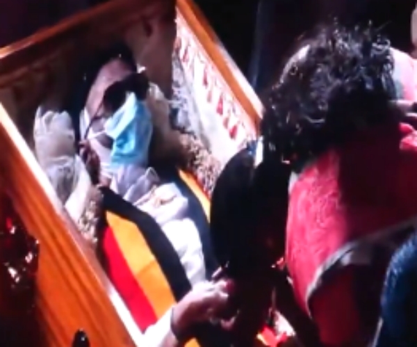 Premalatha holds Vijayakanths hand and shed tears on him