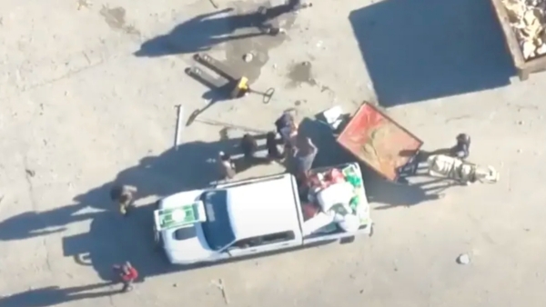Israel accused Hamas Beat civilians and steal humanitarian aid from them 