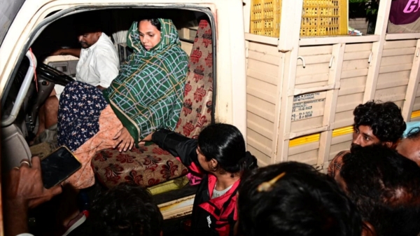 Kanimozhi MP rescues pregnant lady and travels in Tata Ace vehicle with her Kanimozhi MP rescues pregnant lady and travels in Tata Ace vehicle with her