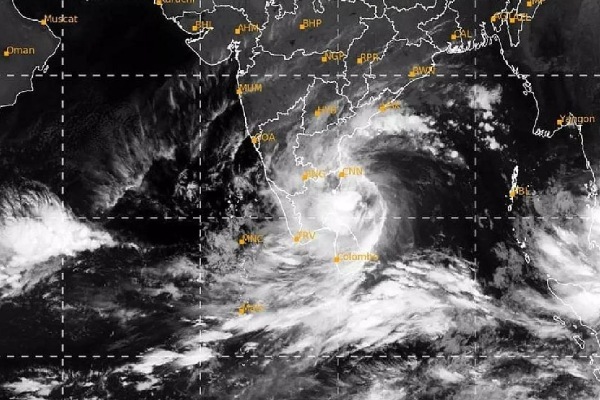 Cyclone Michaung landfall: Police advised the people of Chennai not to come out of their homes on Dec. 4th and 5th Cyclone Michaung landfall: Police advised the people of Chennai not to come out of their homes on Dec. 4th and 5th