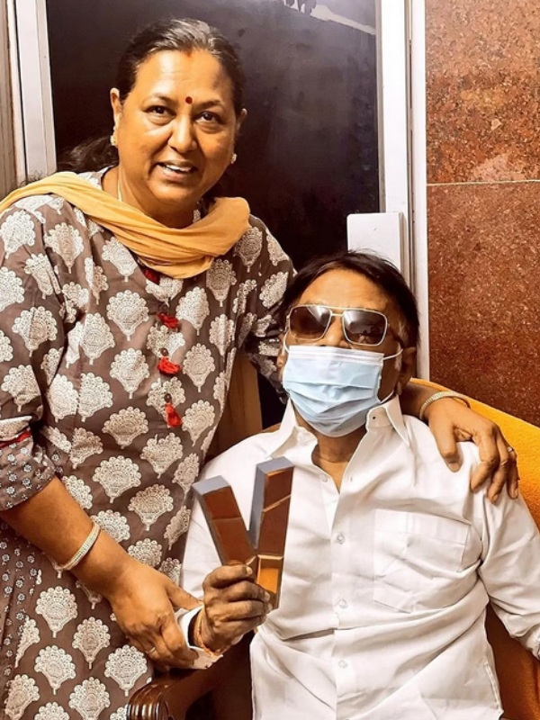 Premalatha shared a photo with Vijayakanth who is hospitalised DMDK Cadres relieved
