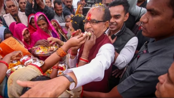 Madhya pradesh election results: Shivraj Chouhan meets Jyotiraditya Scindia as BJPs move toward victory 