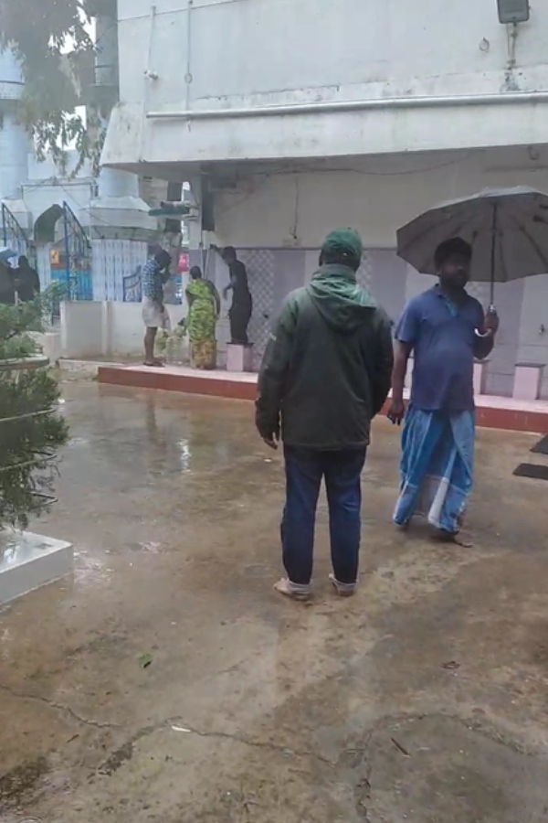 Muslims open mosques and provide food in Chennai to all religion people 