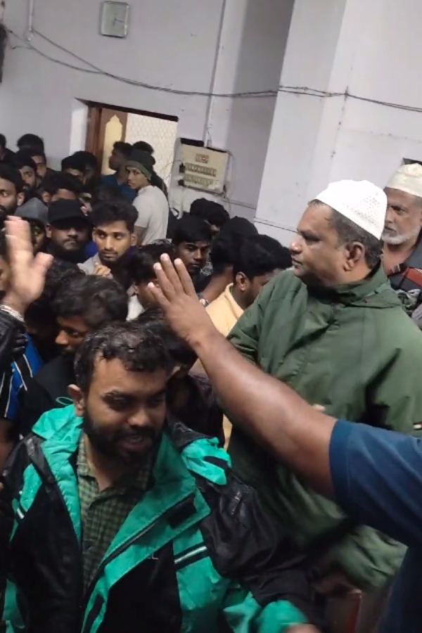 Muslims open mosques and provide food in Chennai to all religion people 