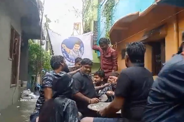  Vijay Makkal Iyakkam members helped Chennai people affected by flood by providing food
