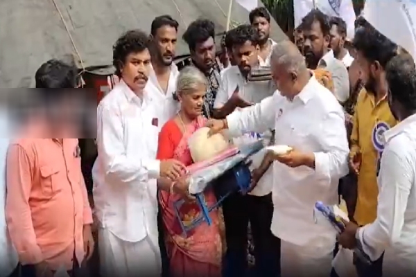  Vijay Makkal Iyakkam members helped Chennai people affected by flood by providing food