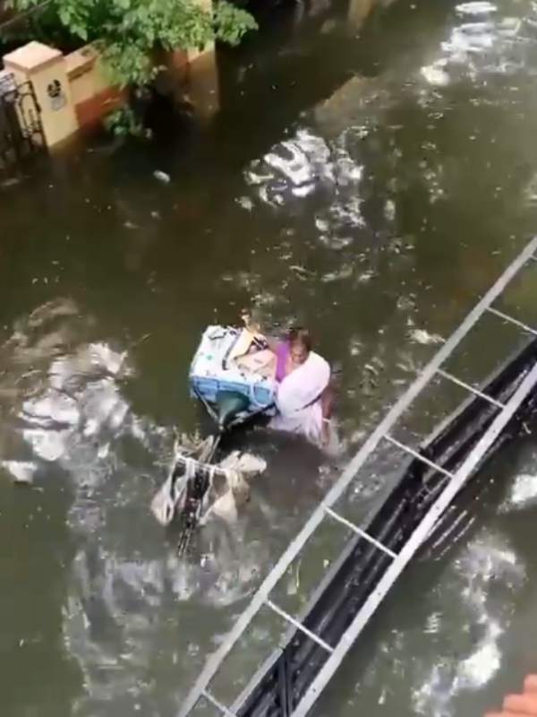 Woman Aavin milk supplier supplies milk in Tansi Nagar despite heavy flood 