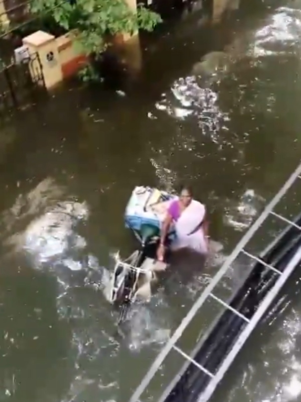 Woman Aavin milk supplier supplies milk in Tansi Nagar despite heavy flood 