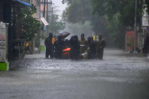 Chennai flood, Wherever you look, you can hear peoples screams - O Panneer Selvam