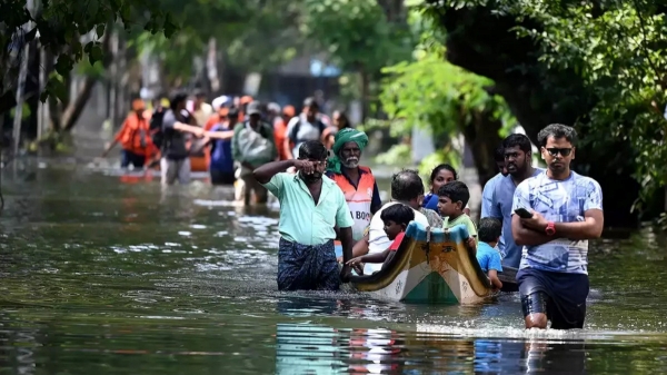 Chennai People were shaken by the stormy rains and floods, Who are the political leaders who gave a helping hand? Chennai People were shaken by the stormy rains and floods, Who are the political leaders who gave a helping hand?