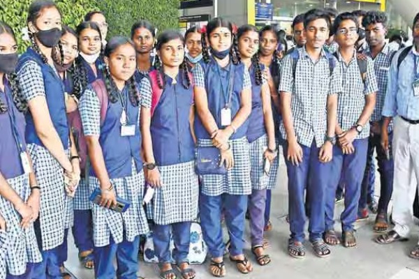 When will Tamil Nadu government give the new school books and notes for Flood affected students? 