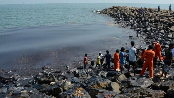 Disposal of 10 tons of crude oil waste in sea in Chennai 
