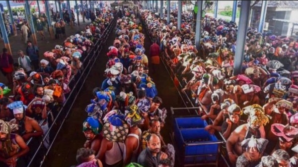 Sabarimala season Heavy traffic jam at Tamil Nadu border Ayyappa devotees in distress 