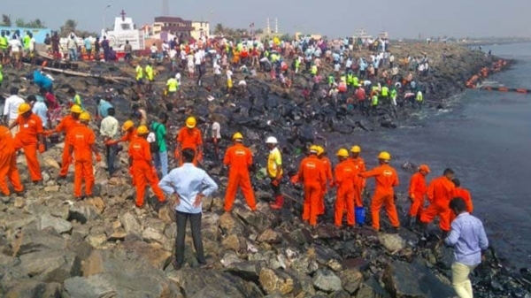 Not only Ennore oil spill has spread to Marina Chennai People are afraid 