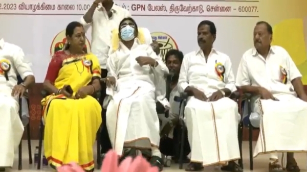 Seeing Vijayakanth who had come to attend the DMDK Working General Committee meeting, women executives are cried 