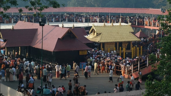 Sabarimala overflows with 90 devotees crossing pathinettu padi per minute 